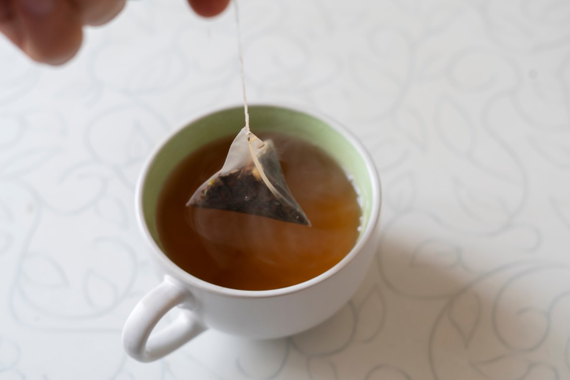 Infuser un sachet de thé vert pour calmer les irritations