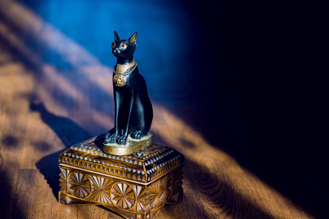Une statue de chat rappelant la période de l'Égypte antique